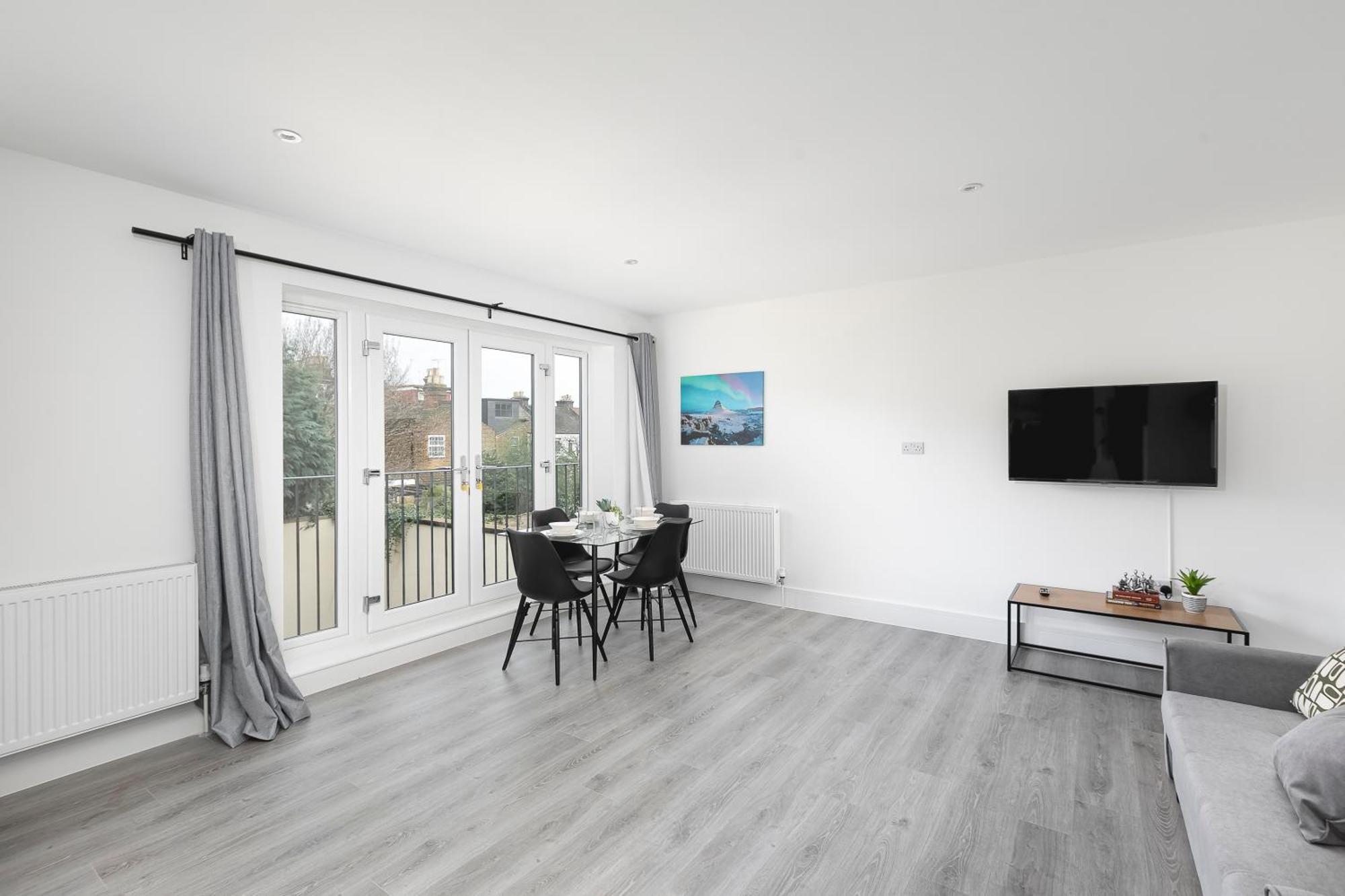 Cozy Apartments With King Size Beds Near Enfield Town & Chase Farm Train Stations With Wifi And Parking Exterior photo