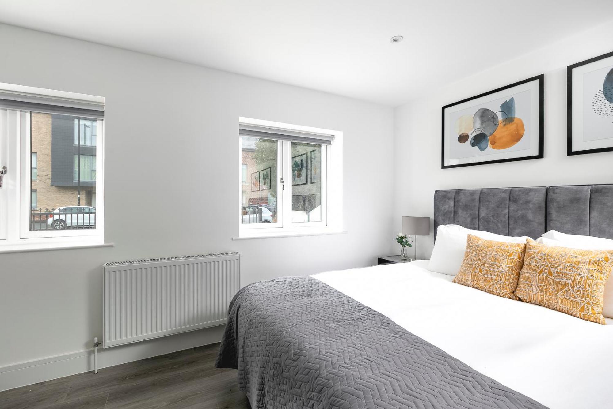 Cozy Apartments With King Size Beds Near Enfield Town & Chase Farm Train Stations With Wifi And Parking Exterior photo