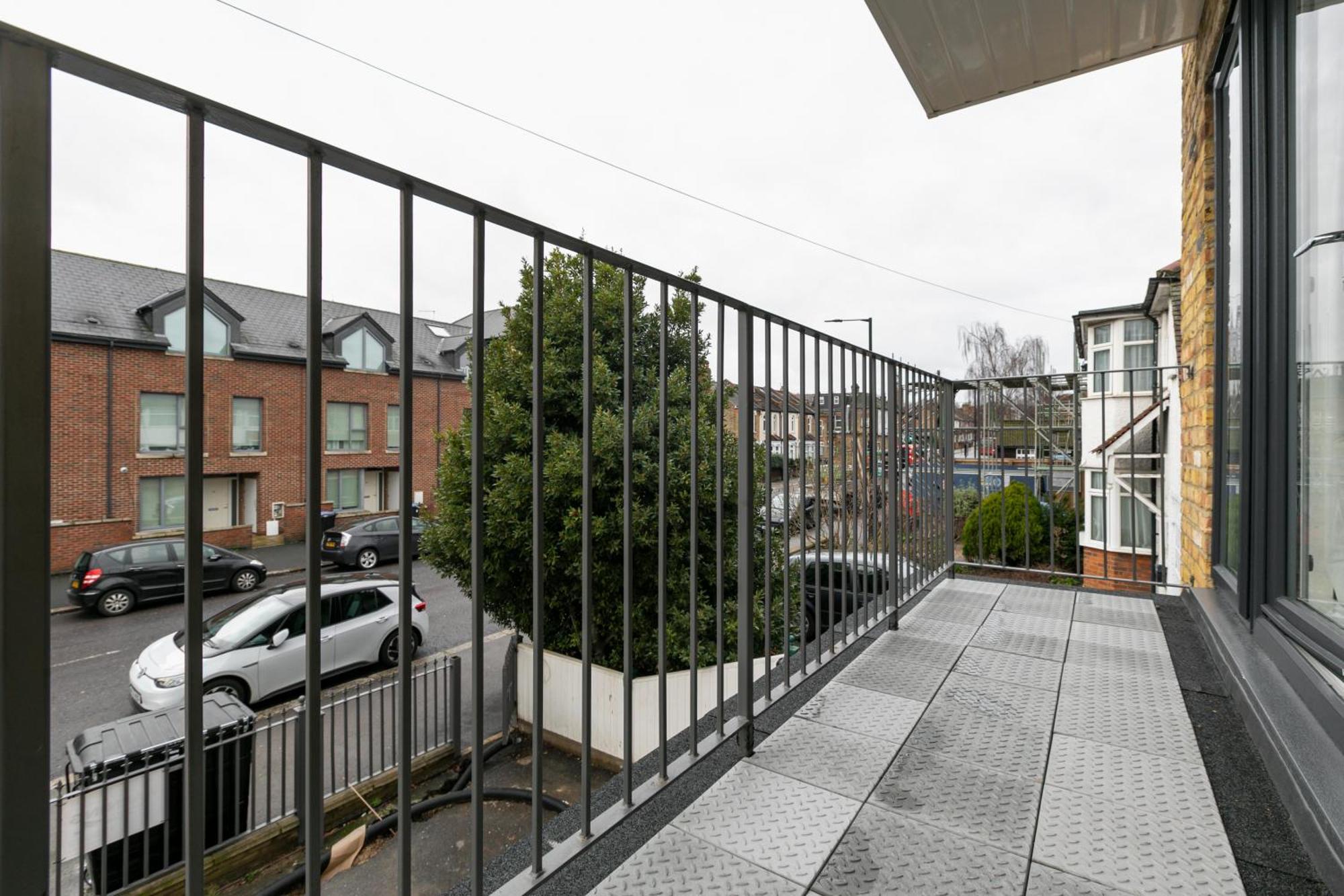 Cozy Apartments With King Size Beds Near Enfield Town & Chase Farm Train Stations With Wifi And Parking Exterior photo