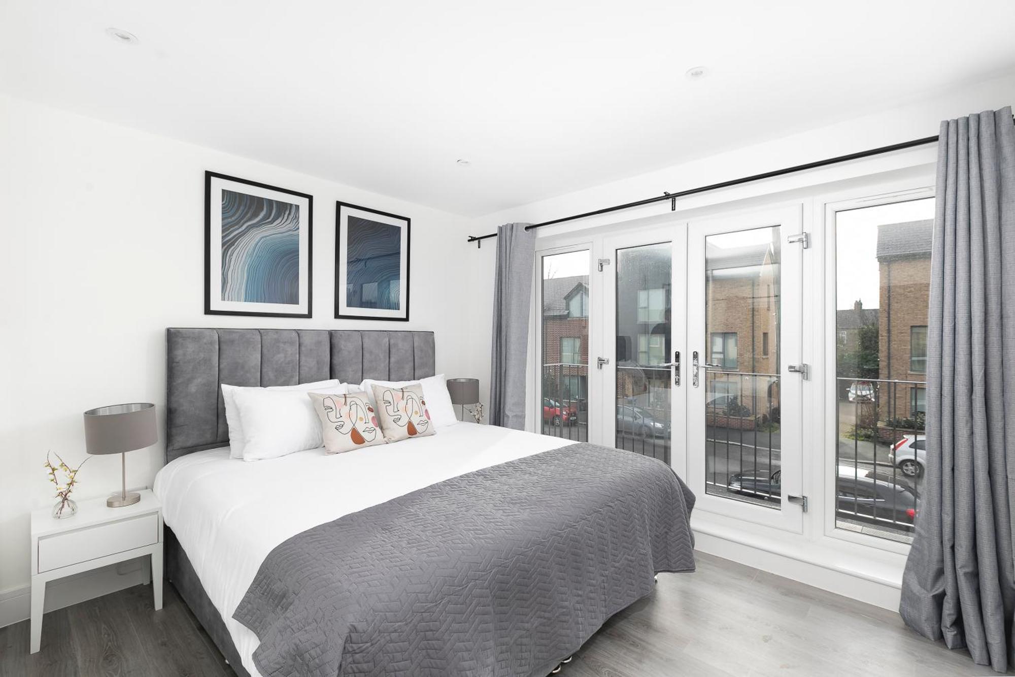 Cozy Apartments With King Size Beds Near Enfield Town & Chase Farm Train Stations With Wifi And Parking Exterior photo